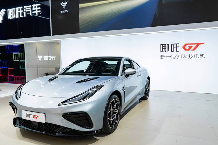 广州32哪吒汽车在智能汽车领域的表现，领途汽车在新能源汽车市场中的影响力